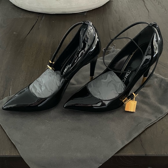 Tom Ford Padlock Ankle Wrap Leather Pump - Picture 3 of 3